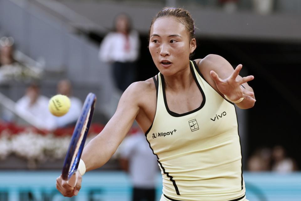 Crown Sports-心碎?郑钦文未给小球迷签名+含泪离场!对出局不服:接发拖后腿
